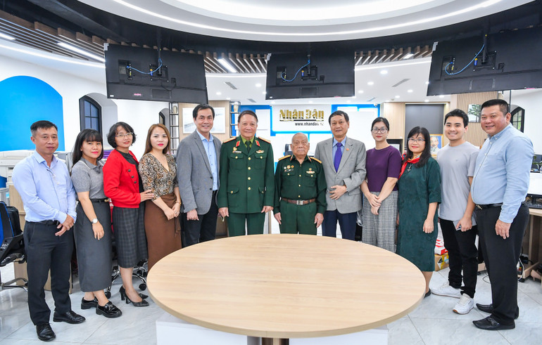 Các nhân chứng lịch sử chụp ảnh lưu niệm với cán bộ, phóng viên Báo Nhân Dân tại buổi giao lưu trực tuyến.