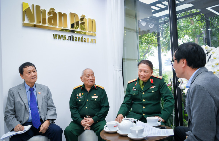 Các nhân chứng lịch sử giao lưu trực tuyến tại trụ sở Báo Nhân Dân.