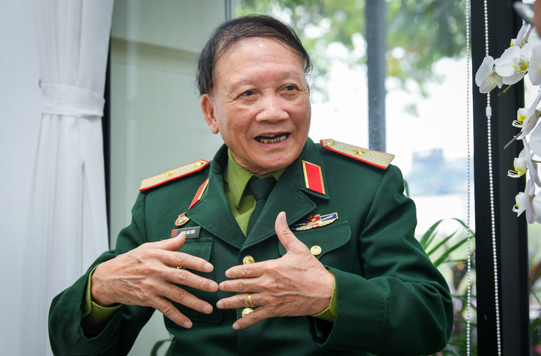 Thiếu tướng Hoàng Anh Tuấn chia sẻ tại buổi giao lưu trực tuyến.