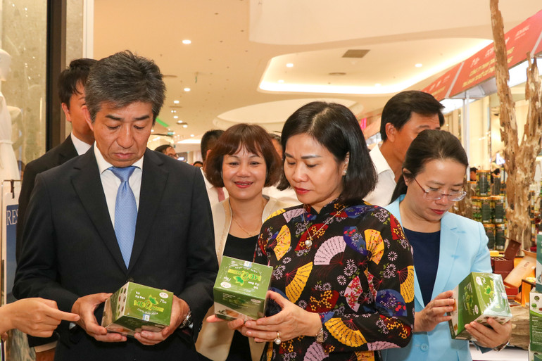 Bà Nguyễn Thị Tuyến, Ủy viên Trung ương Đảng, Phó Bí thư Thường trực thành ủy Hà Nội và ông Nakagawa Tetsuyuki, Tổng giám đốc công ty TNHH Aeon Mall Việt Nam tham quan các gian hàng trưng bày sản phẩm tại hội chợ. (Ảnh: NHẬT QUANG)