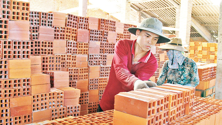 Nhiều người dân Vĩnh Long vẫn gắn bó với nghề làm gạch ngói truyền thống.