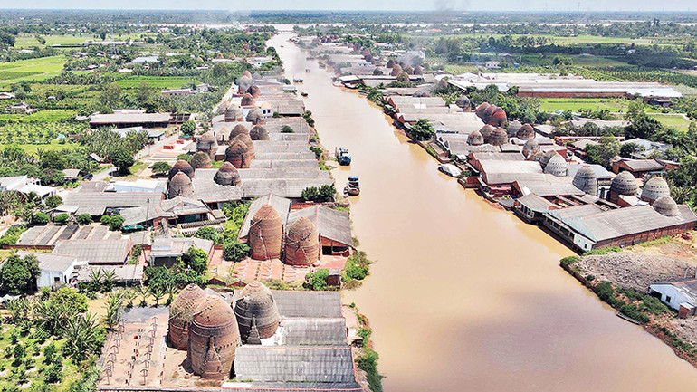 Làng gạch ngói ở tỉnh Vĩnh Long đã tồn tại hơn 100 năm nay.