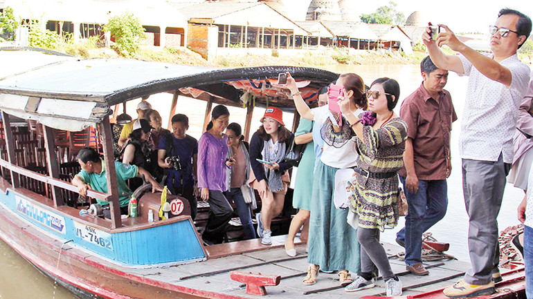 Du khách tham quan Di sản đương đại Mang Thít.