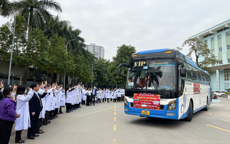 Những “chuyến xe yêu thương” cuối cùng đưa người bệnh về quê đón Tết.