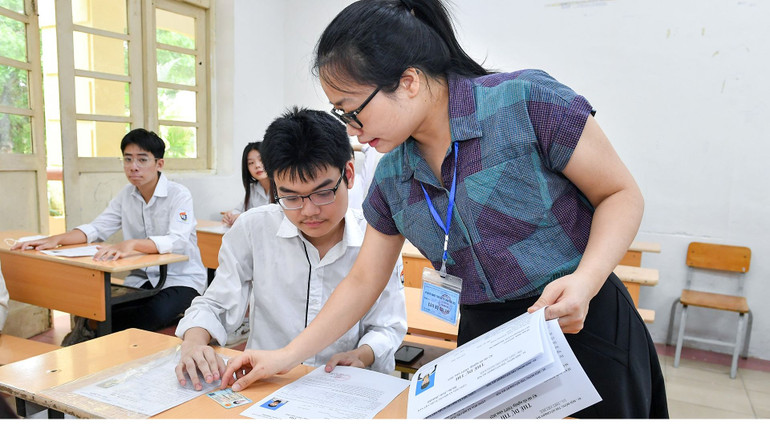 Thí sinh ở Hà Nội làm thủ tục dự thi tốt nghiệp THPT năm 2023 tại điểm thi Trường THPT Việt Đức. (Ảnh: THÀNH ĐẠT)