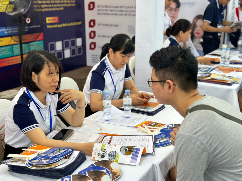 Cán bộ tuyển sinh tư vấn cho thí sinh tại Ngày hội "Lựa chọn nguyện vọng", tại Hà Nội, ngày 22/7. Cán bộ tuyển sinh tư vấn cho thí sinh tại Ngày hội "Lựa chọn nguyện vọng", tại Hà Nội, ngày 22/7.