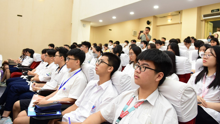 Học sinh tham dự khóa bồi dưỡng lý luận chính trị dành cho đối tượng kết nạp Đảng.