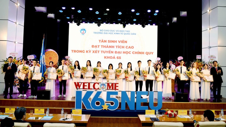 Trao thưởng các tân sinh viên thủ khoa đầu vào.