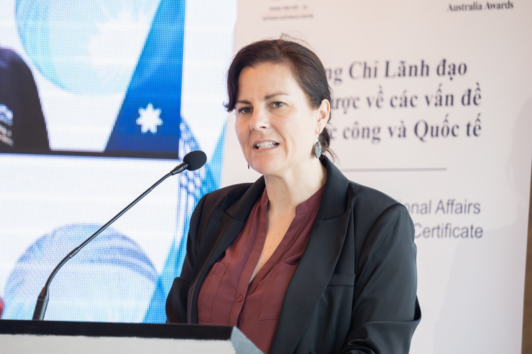 Bà Cherie Russell, Tham tán Phát triển, Đại sứ quán Australia phát biểu tại Lễ khai giảng.