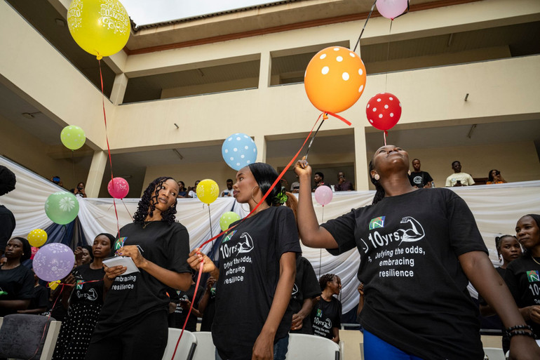 Một cuộc đời mới đã mở ra với hai chị em.