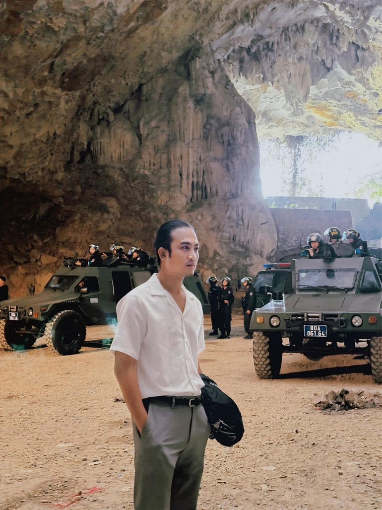 Diễn viên Doãn Quốc Đam trên hiện trường ghi hình tập cuối, bộ phim "Độc đạo".