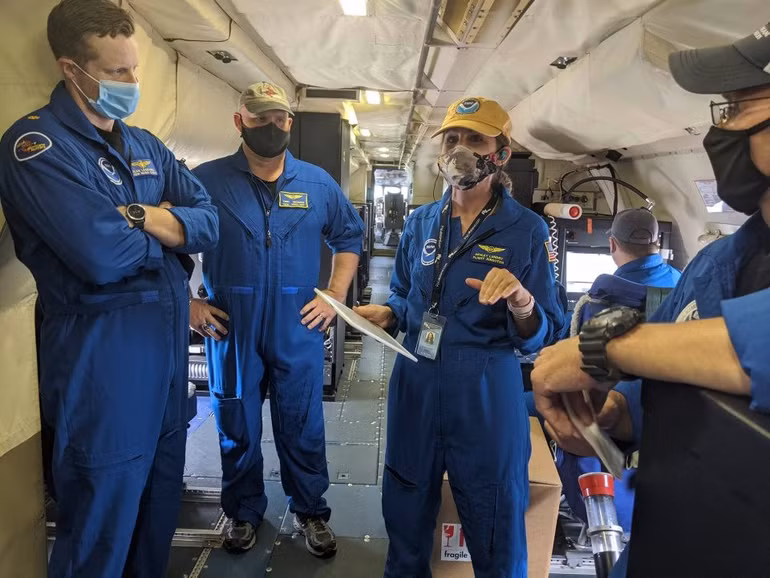 Trước mỗi chuyến bay phi hành đoàn đều phải họp thống nhất mục tiêu dữ liệu cần thu thập. Ảnh: NOAA Trước mỗi chuyến bay phi hành đoàn đều phải họp thống nhất mục tiêu dữ liệu cần thu thập. Ảnh: NOAA