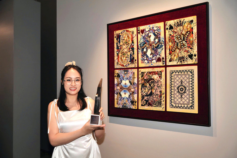 Họa sĩ Phan Tú Trân- giải Nghệ sĩ triển vọng bên bức tranh tham dự giải thưởng.