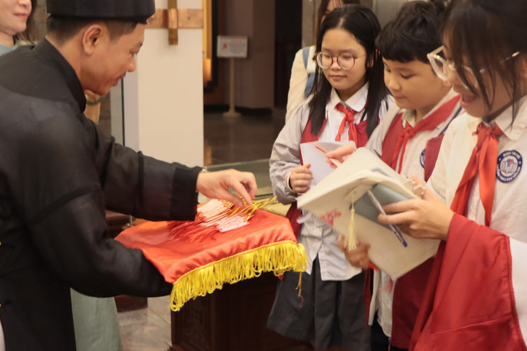 Học sinh trải nghiệm tour Du lịch văn học do Công ty Du lịch bền vững S.T.I.D phối hợp với Bảo tàng Văn học Việt Nam thực hiện. Ảnh: S.T.I.D Học sinh trải nghiệm tour Du lịch văn học do Công ty Du lịch bền vững S.T.I.D phối hợp với Bảo tàng Văn học Việt Nam thực hiện. Ảnh: S.T.I.D