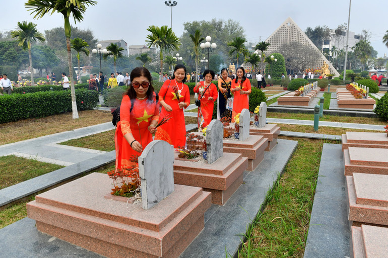 Tưởng nhớ công ơn các anh hùng liệt sĩ đã ngã xuống tại chiến trường Điện Biên Phủ vì nền độc lập tự do của dân tộc, vì hạnh phúc của nhân dân.