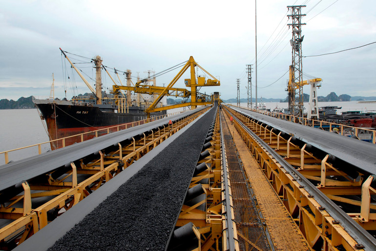 Hoạt động tuyển tải than tại Công ty cổ phần kinh doanh than Cẩm Phả (Tập đoàn Công nghiệp Than – Khoáng sản Việt Nam). Ảnh: Anh Sơn