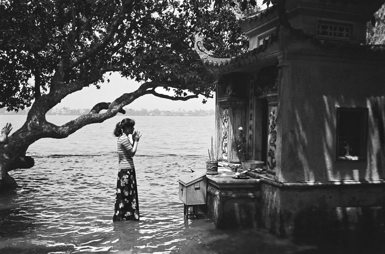 Phủ Tây Hồ, một ngày của năm 2000. Ảnh: Nguyễn Hữu Bảo Phủ Tây Hồ, một ngày của năm 2000. Ảnh: Nguyễn Hữu Bảo