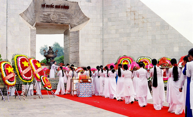 Dâng hương, dâng hoa tri ân các anh hùng liệt sĩ.