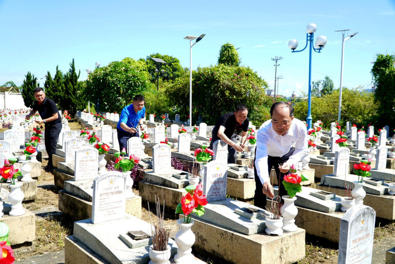Thắp hương tri ân các liệt sĩ nằm lại tại Nghĩa trang quốc tế Việt – Lào (huyện Anh Sơn, tỉnh Nghệ An).