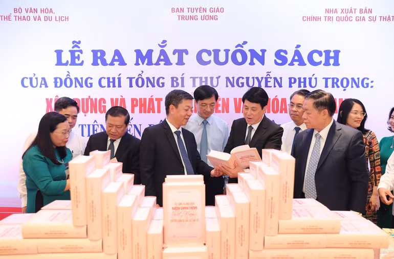 PGS, TS Vũ Trọng Lâm - Giám đốc, Tổng Biên tập Nhà xuất bản Chính trị quốc gia Sự thật (thứ tư từ trái sang) và các đại biểu tại Lễ ra mắt cuốn sách "Xây dựng và phát triển nền văn hóa Việt Nam tiên tiến, đậm đà bản sắc dân tộc" của Tổng Bí thư Nguyễn Phú Trọng, chiều 21/6/2024. Nguồn ảnh: toquoc.vn