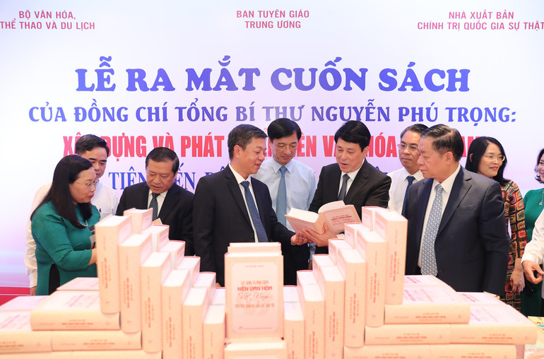 PGS, TS Vũ Trọng Lâm - Giám đốc, Tổng Biên tập Nhà xuất bản Chính trị quốc gia Sự thật (thứ tư từ trái sang) và các đại biểu tại Lễ ra mắt cuốn sách "Xây dựng và phát triển nền văn hóa Việt Nam tiên tiến, đậm đà bản sắc dân tộc" của Tổng Bí thư Nguyễn Phú Trọng, chiều 21/6/2024. Nguồn ảnh: toquoc.vn PGS, TS Vũ Trọng Lâm - Giám đốc, Tổng Biên tập Nhà xuất bản Chính trị quốc gia Sự thật (thứ tư từ trái sang) và các đại biểu tại Lễ ra mắt cuốn sách "Xây dựng và phát triển nền văn hóa Việt Nam tiên tiến, đậm đà bản sắc dân tộc" của Tổng Bí thư Nguyễn Phú Trọng, chiều 21/6/2024. Nguồn ảnh: toquoc.vn
