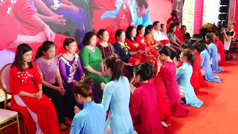 Các bậc cha mẹ nhận lời tri ân từ con cái. Ảnh: DN