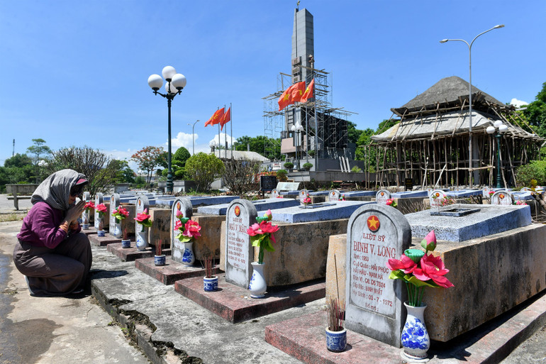 Nhiều phần mộ liệt sĩ hy sinh năm 1972 được chăm sóc hương khói tại Nghĩa trang liệt sĩ huyện Triệu Phong, tỉnh Quảng Trị.