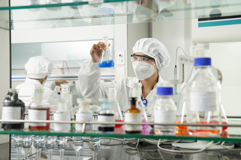 Các hãng dược trong nước ngày càng kiện toàn khâu sản xuất để cạnh tranh trực tiếp với dược phẩm nhập ngoại. Ảnh: Imexpharm