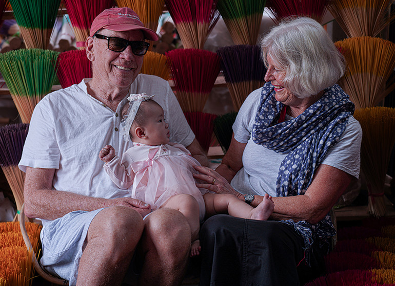 "Sứ giá du lịch nhí" của văn hóa Huế ở làng làm hương truyền thống Thủy Xuân, TP Huế. Ảnh: Nguyễn Xuân Thao