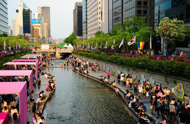Sau khi được phục hồi, suối Cheonggyecheon trở thành điểm tham quan nổi tiếng của Hàn Quốc. Nguồn: VIETLAND TRAVEL
