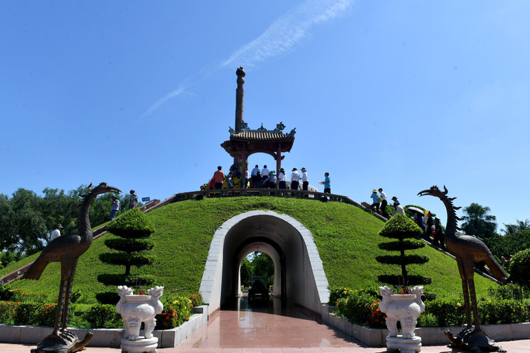 Các cựu chiến binh và người dân thắp hương tưởng niệm các anh hùng liệt sĩ tại Di tích Quốc gia đặc biệt Thành cổ Quảng Trị.