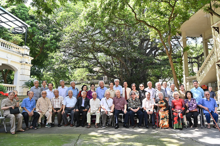 Tổng Bí thư Nguyễn Phú Trọng cùng các thầy cô và bạn bè lớp Văn khóa 8 chụp ảnh lưu niệm trong khuôn viên Báo Nhân Dân, tháng 6/2022. Ảnh: Duy Linh Tổng Bí thư Nguyễn Phú Trọng cùng các thầy cô và bạn bè lớp Văn khóa 8 chụp ảnh lưu niệm trong khuôn viên Báo Nhân Dân, tháng 6/2022. Ảnh: Duy Linh