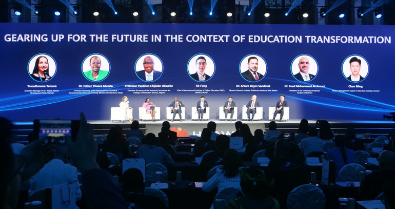 Diễn đàn cấp cao về vai trò của ICT trong thúc đẩy chuyển đối số giáo dục.