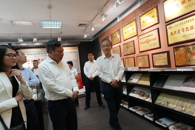 Đoàn đại biểu cấp cao Thành phố Hà Nội thăm Viện Nghiên cứu và Bảo tồn di sản văn hóa tỉnh Thiểm Tây. Đoàn đại biểu cấp cao Thành phố Hà Nội thăm Viện Nghiên cứu và Bảo tồn di sản văn hóa tỉnh Thiểm Tây.