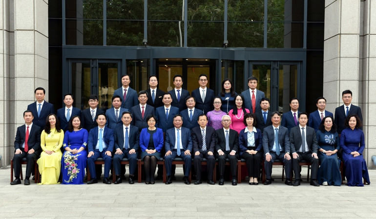 Đồng chí Nguyễn Văn Phong, Phó Bí thư Thành ủy Hà Nội, đồng chí Lưu Vĩ, Ủy viên Trung ương Đảng, Phó Bí thư Thành ủy Bắc Kinh và Đại sứ Việt Nam tại Trung Quốc Phạm Sao Mai cùng các thành viên đoàn công tác chụp ảnh lưu niệm với các học viên tại Lễ bế giảng Lớp bồi dưỡng cán bộ nguồn quy hoạch Ban Chấp hành Đảng bộ thành phố Hà Nội nhiệm kỳ 2025-2030 tại Trường Đảng Thành ủy Bắc Kinh. Đồng chí Nguyễn Văn Phong, Phó Bí thư Thành ủy Hà Nội, đồng chí Lưu Vĩ, Ủy viên Trung ương Đảng, Phó Bí thư Thành ủy Bắc Kinh và Đại sứ Việt Nam tại Trung Quốc Phạm Sao Mai cùng các thành viên đoàn công tác chụp ảnh lưu niệm với các học viên tại Lễ bế giảng Lớp bồi dưỡng cán bộ nguồn quy hoạch Ban Chấp hành Đảng bộ thành phố Hà Nội nhiệm kỳ 2025-2030 tại Trường Đảng Thành ủy Bắc Kinh.