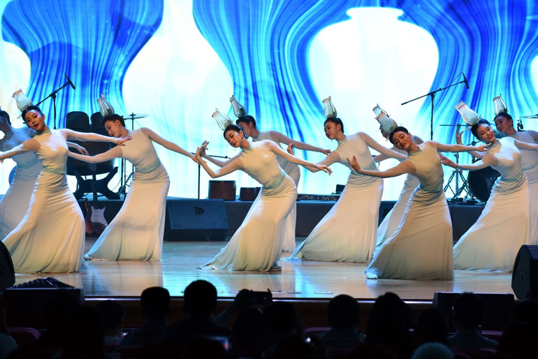 Một tiết mục tại Chương trình biểu diễn nghệ thuật. Một tiết mục tại Chương trình biểu diễn nghệ thuật.