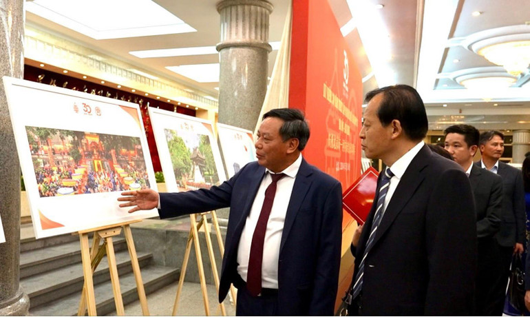 Đồng chí Nguyễn Văn Phong, Phó Bí thư Thành ủy Hà Nội, đồng chí Lưu Vĩ, Ủy viên Trung ương Đảng, Phó Bí thư Thành ủy Bắc Kinh dự Khai mạc triển lãm ảnh “Thăng Long-Tinh hoa hội tụ” chào mừng kỷ niệm 30 năm thiết lập quan hệ hữu nghị Hà Nội-Bắc Kinh. Đồng chí Nguyễn Văn Phong, Phó Bí thư Thành ủy Hà Nội, đồng chí Lưu Vĩ, Ủy viên Trung ương Đảng, Phó Bí thư Thành ủy Bắc Kinh dự Khai mạc triển lãm ảnh “Thăng Long-Tinh hoa hội tụ” chào mừng kỷ niệm 30 năm thiết lập quan hệ hữu nghị Hà Nội-Bắc Kinh.