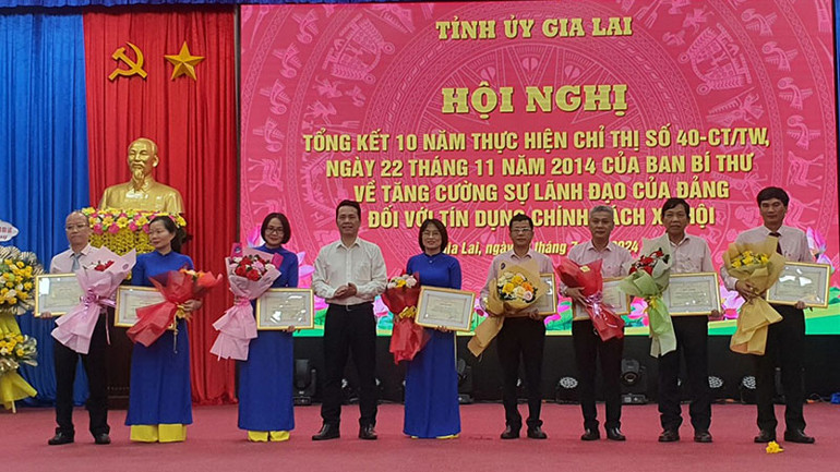 Đồng chí Hoàng Minh Tế, Phó Tổng Giám đốc Ngân hàng Chính sách xã hội Việt Nam trao bằng khen cho các tập thể xuất sắc.