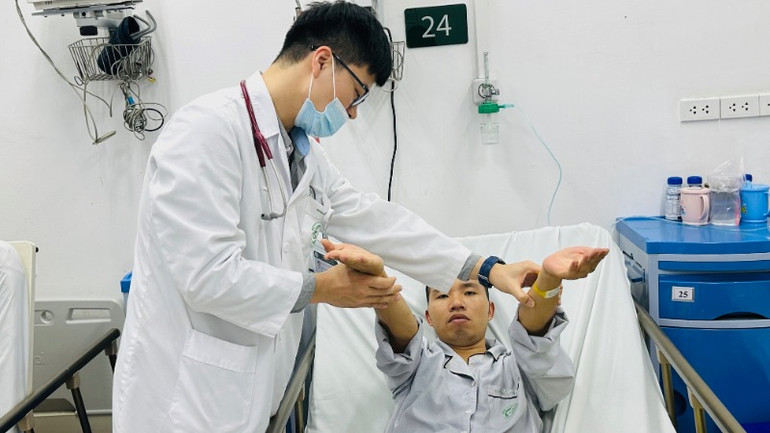 Điều trị cho người bệnh đột quỵ tại Trung tâm đột quỵ (Bệnh viện Bạch Mai).