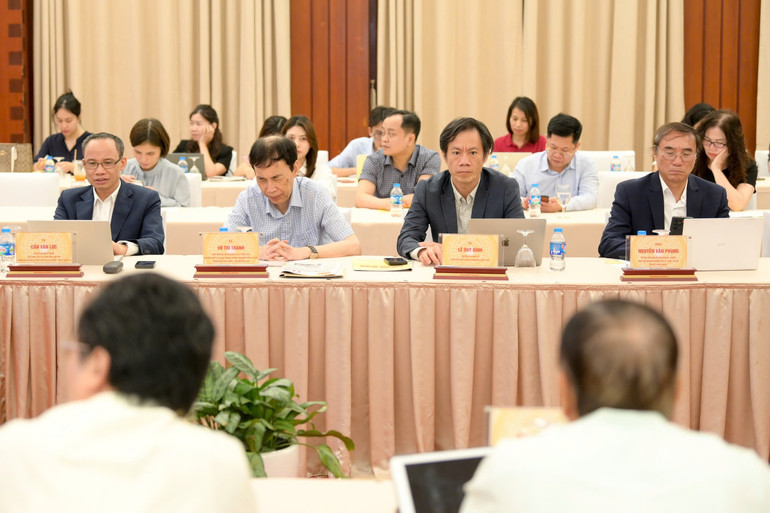 Các chuyên gia kinh tế dự hội thảo.