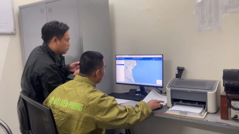 Bộ đội Biên phòng Quảng Bình kết nối thông tin, điều hành hoạt động cứu nạn đối với các thuyền viên chưa được tìm thấy.