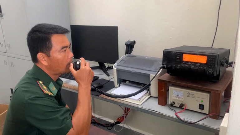 Trực ban Đồn Biên phòng Roòn, tỉnh Quảng Bình kết nối thông tin, đề nghị các tàu cá tham gia cứu nạn thuyền viên trên tàu vận tải bị chìm.