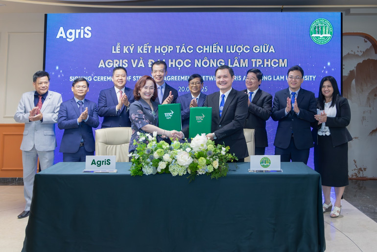 Chủ tịch AgriS - bà Đặng Huỳnh Ức My - ký kết thỏa thuận hợp tác toàn diện trong nghiên cứu, đào tạo và phát triển nông nghiệp tuần hoàn cùng PGS.TS Nguyễn Tất Toàn - Hiệu trưởng Trường đại học Nông Lâm vào ngày 20/5/2025