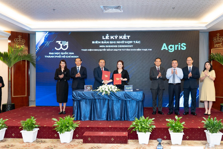 Toàn cảnh lễ ký kết Biên bản ghi nhớ ngày 24/5 giữa AgriS và Đại học Quốc gia về đào tạo nguồn nhân lực ngành nông nghiệp chất lượng cao, dưới sự chứng kiến của Đồng chí Trần Lưu Quang - Bí thư Trung ương Đảng, Trưởng Ban Chính sách, Chiến lược Trung ương cùng các đồng chí lãnh đạo các Bộ, ban ngành Trung ương và địa phương