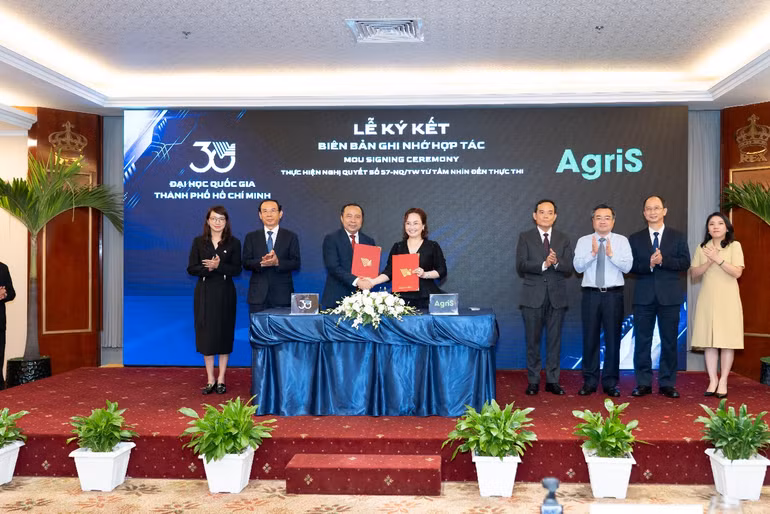 Toàn cảnh lễ ký kết Biên bản ghi nhớ ngày 24/5 giữa AgriS và Đại học Quốc gia về đào tạo nguồn nhân lực ngành nông nghiệp chất lượng cao, dưới sự chứng kiến của Đồng chí Trần Lưu Quang - Bí thư Trung ương Đảng, Trưởng Ban Chính sách, Chiến lược Trung ương cùng các đồng chí lãnh đạo các Bộ, ban ngành Trung ương và địa phương