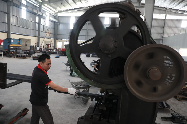 Làm việc tại nhà máy sản xuất xe rùa giúp nhiều gia đình có thu nhập khá giả. Làm việc tại nhà máy sản xuất xe rùa giúp nhiều gia đình có thu nhập khá giả.