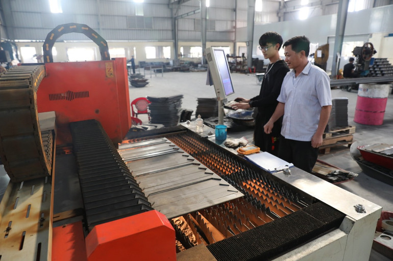 Nhiều máy cơ khí hiện đại được anh Hùng trang bị cho sản xuất. Nhiều máy cơ khí hiện đại được anh Hùng trang bị cho sản xuất.