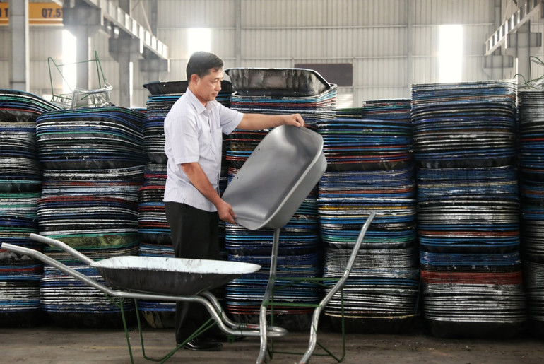 Áp dụng công nghệ hiện đại giúp anh Hùng sản xuất xe rùa hàng loạt Áp dụng công nghệ hiện đại giúp anh Hùng sản xuất xe rùa hàng loạt