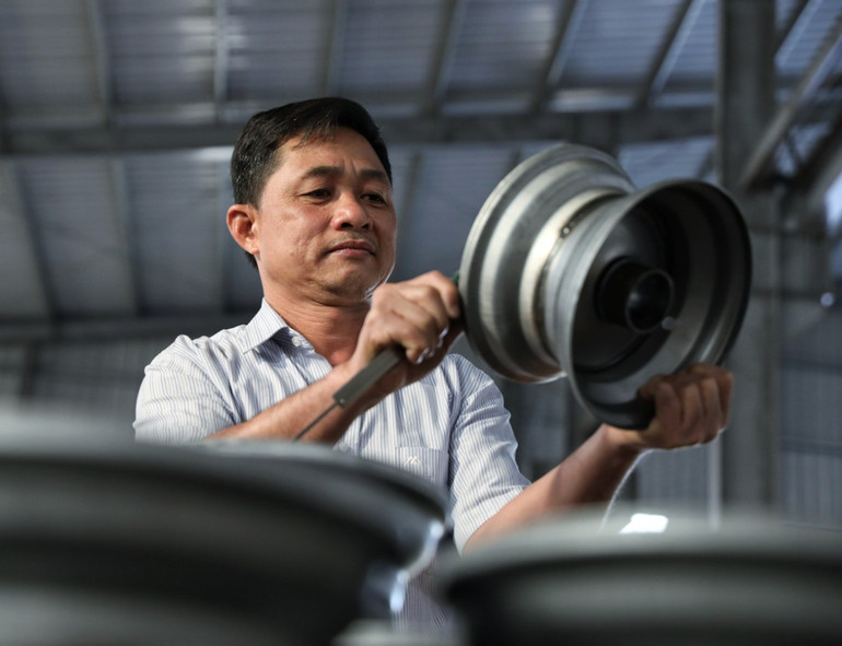 Anh Trần Văn Hùng luôn say mê nghiên cứu, cải tiến và cho ra các mẫu xe rùa mới Anh Trần Văn Hùng luôn say mê nghiên cứu, cải tiến và cho ra các mẫu xe rùa mới