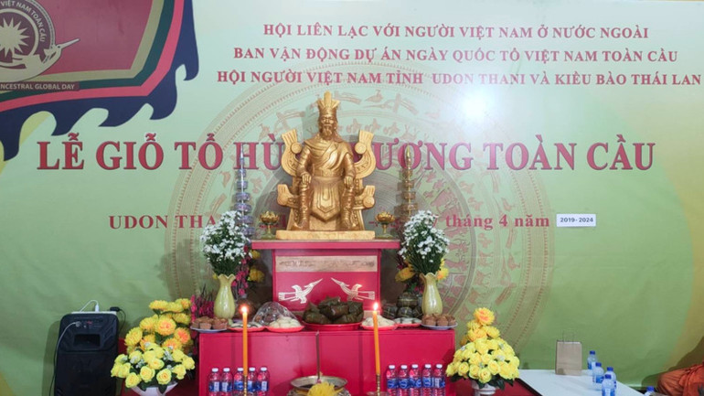 Bàn thờ cúng Quốc Tổ Hùng Vương của kiều bào tại Udon Thani, Thái Lan. (Ảnh: CTV)